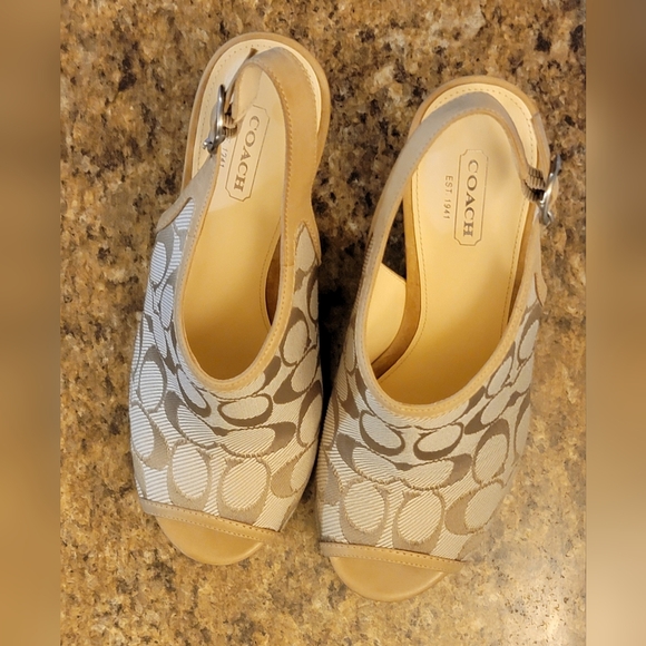 Coach Janet Signature Tan Light Khaki Sand Wedge Sandals A8186 Size 7.5 Women's - Picture 4 of 8